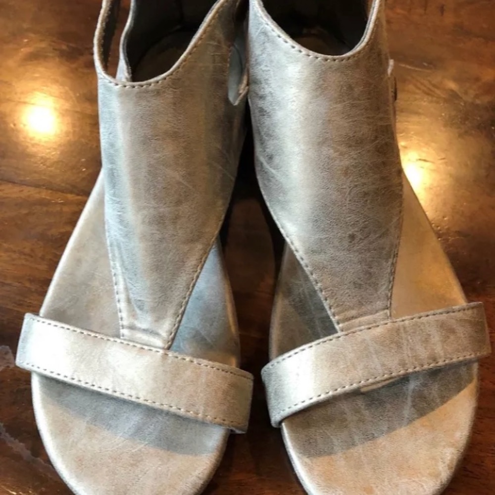 Corey’s gladiator size 8. Excellent condition.